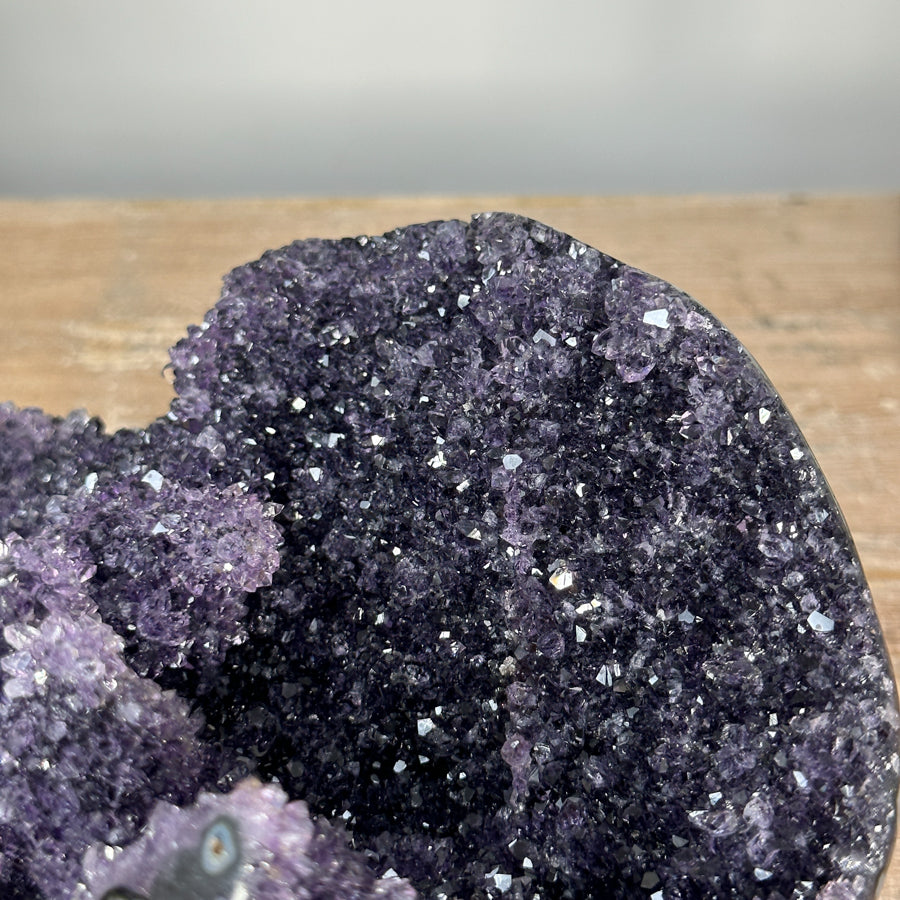Amethyst-Geode mit dicht verwachsener Kristallstruktur