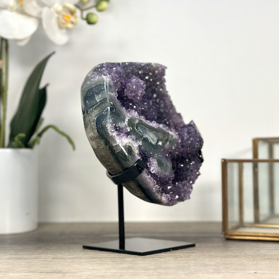 Amethyst-Cluster mit facettenreichen, violetten Kristallspitzen