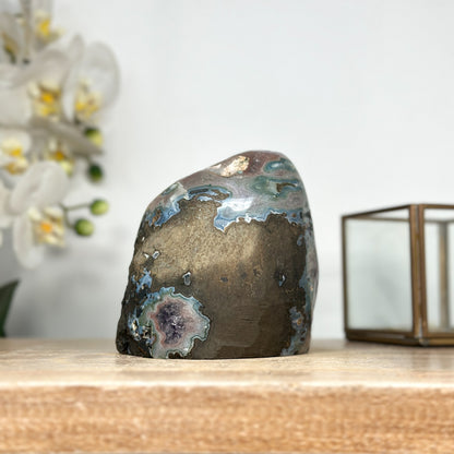 Amethyst-Druse mit Jaspis-Schale und kontrastreicher Matrixstruktur