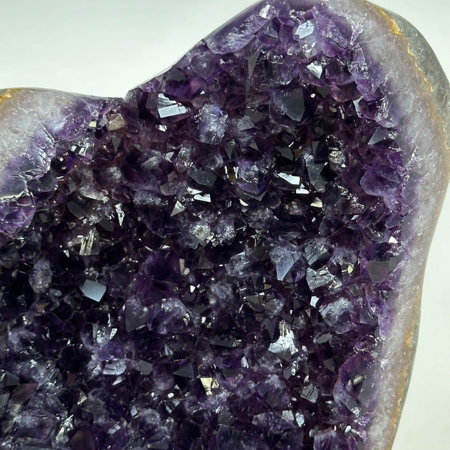 Amethyst-Exemplar XXL mit dunkler, kraftvoller Kristallstruktur