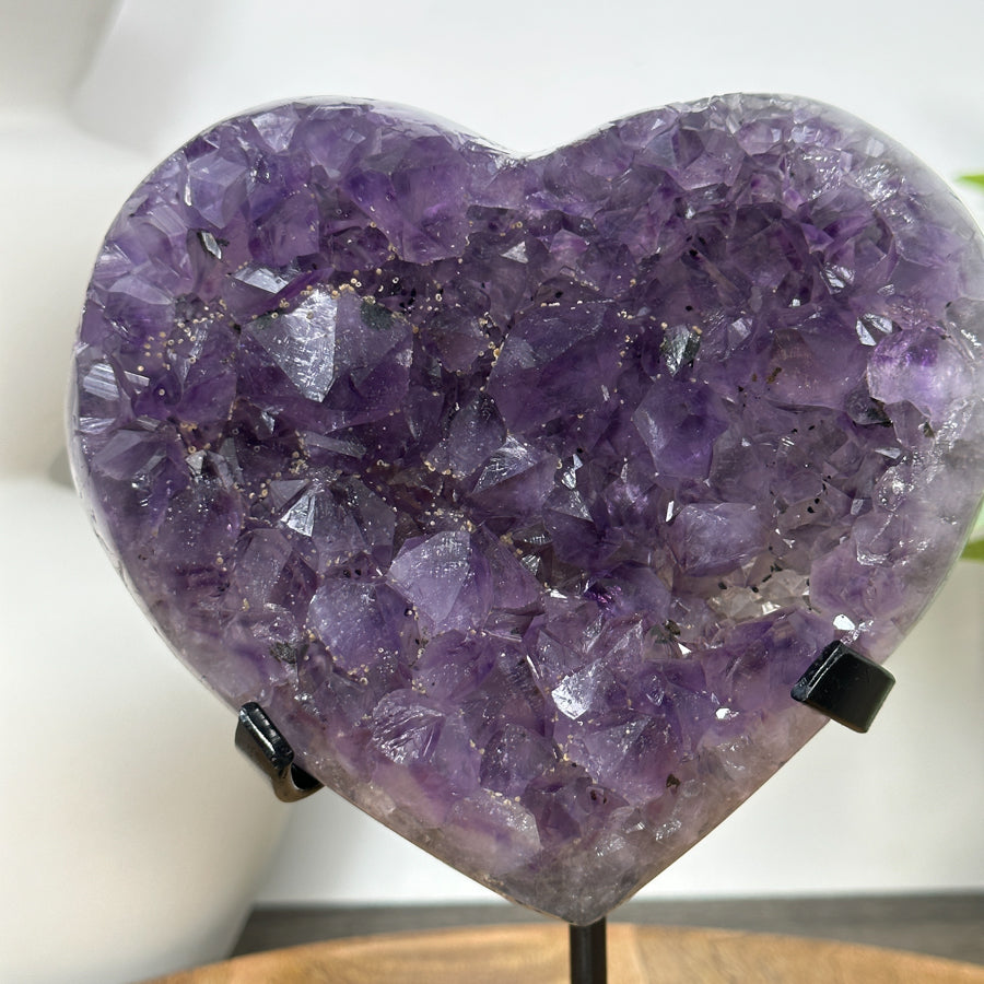 Amethyst-Kristallherz mit dicht gewachsener, purpurner Kristallstruktur
