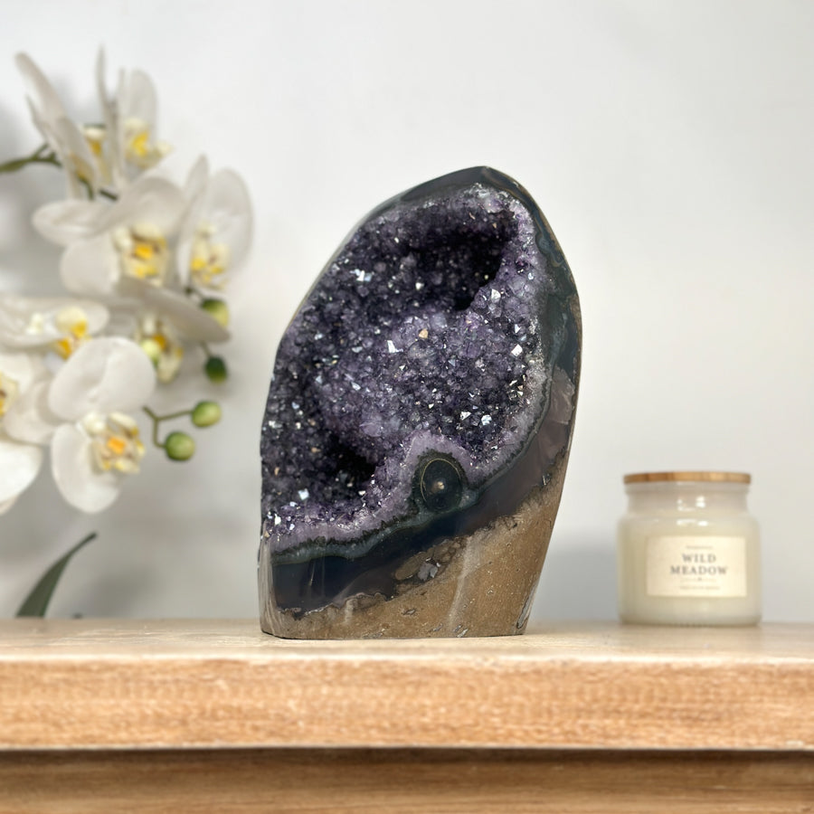 Amethyst-Kathedrale mit Achat-Matrix und klar definierter Kristallstruktur
