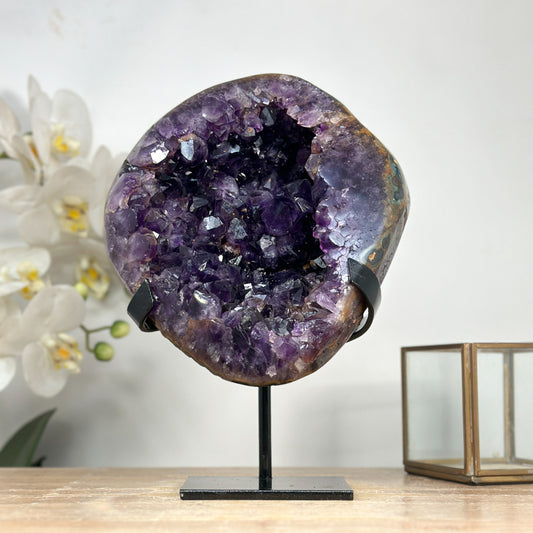 Amethyst-Cluster mit groß gewachsener, tiefvioletter Kristallzone