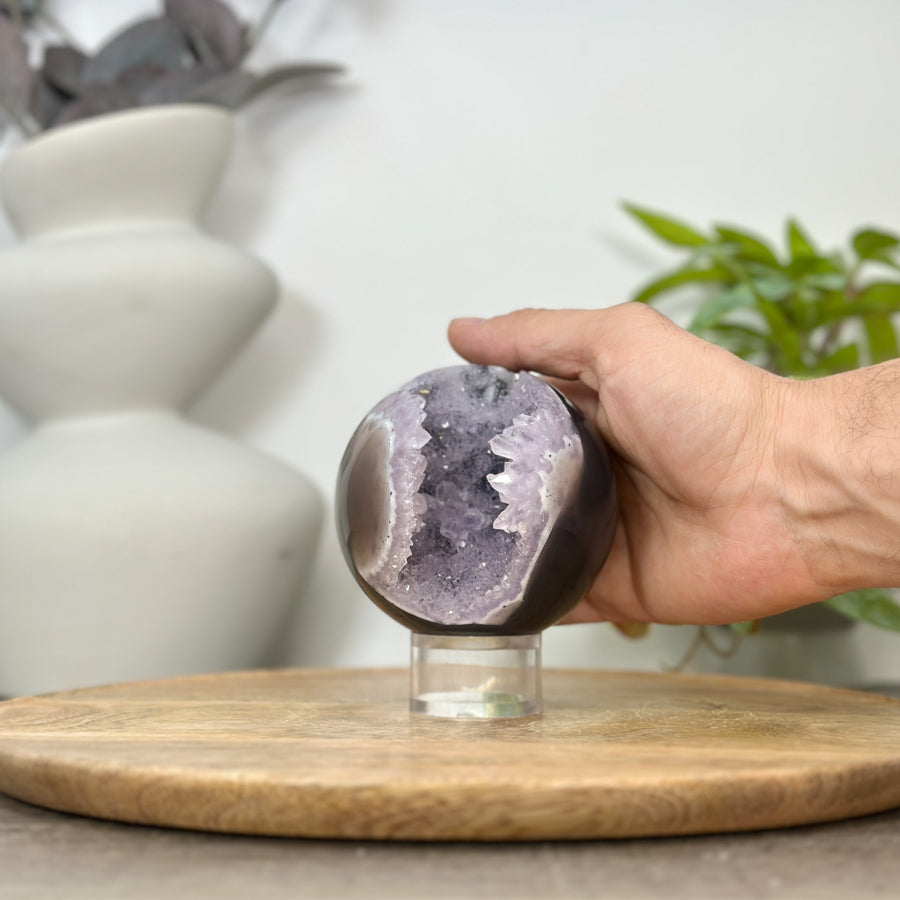 Amethyst-Achat-Steinkugel mit Druzy-Kristallkammer und dichter Struktur