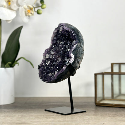 Amethyst-Matrix mit eingewachsenen Kalzitkristallen
