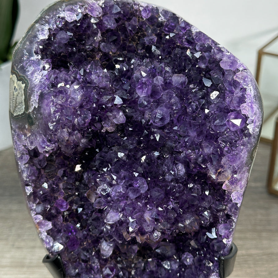 Amethyst-Kristallhöhle mit tief ausgebildeter Innenstruktur