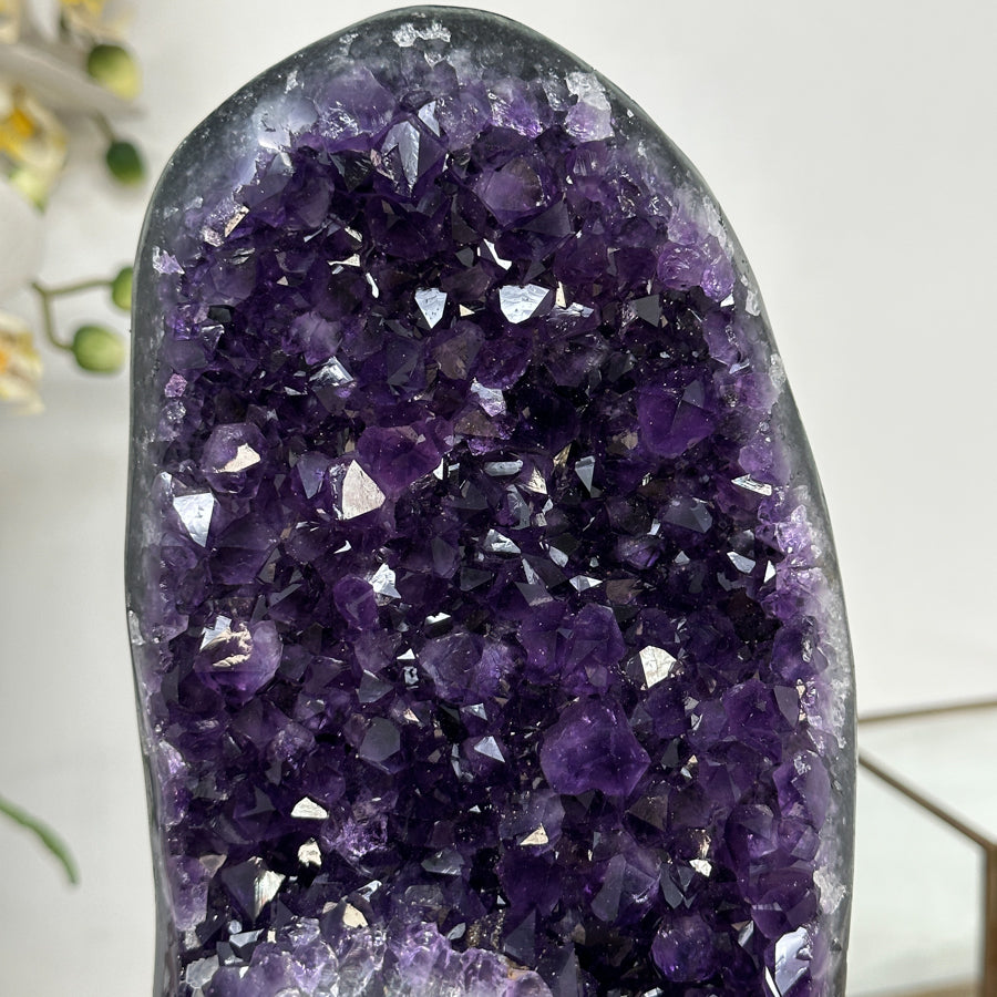 Amethyst-Cluster mit kompakter, massiv wirkender Kristallstruktur