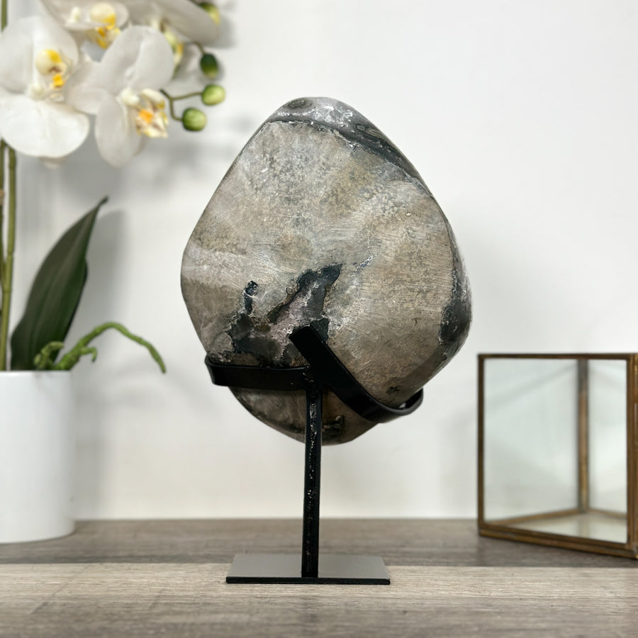 Amethyst-Geodencluster mit kontrastierender Quarz-Matrix