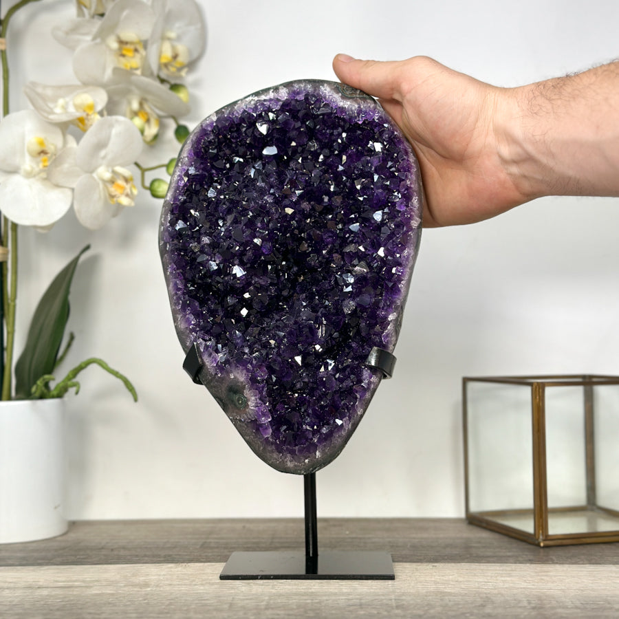 Amethyst-Geode mit klar ausgebildeter Kristallstruktur, in hochwertiger Naturqualität