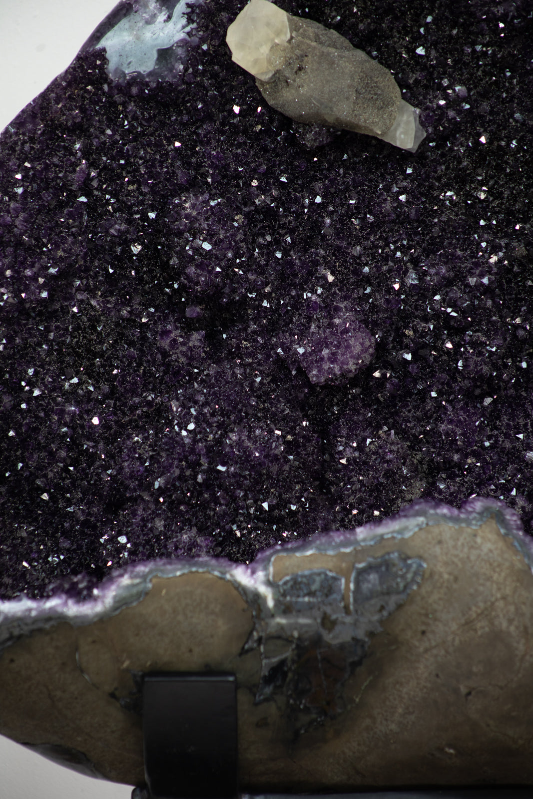 Amethyst-Geode XXL massiv mit zentraler Kalzitformation, in exklusiver Premiumqualität