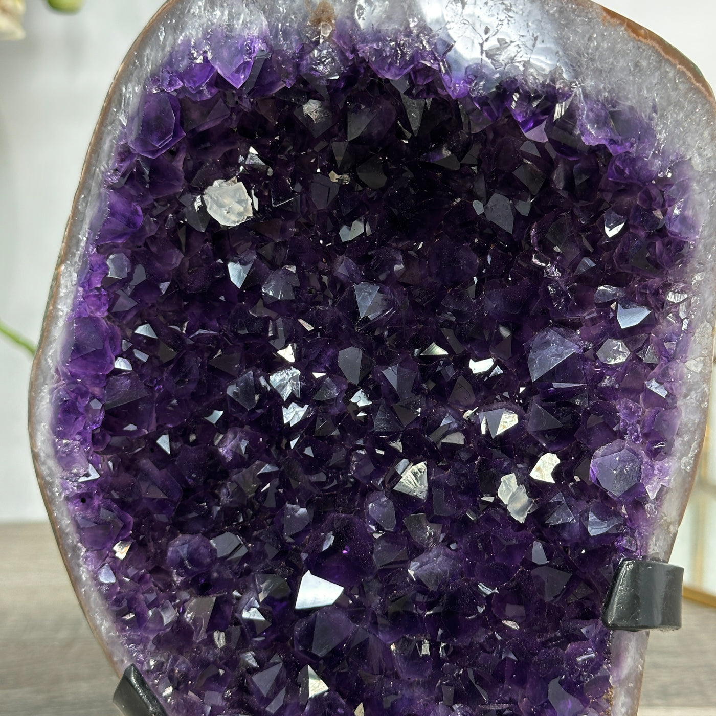 Amethyst-Geode mit gleichmäßig ausgeprägter, tiefvioletter Kristallstruktur