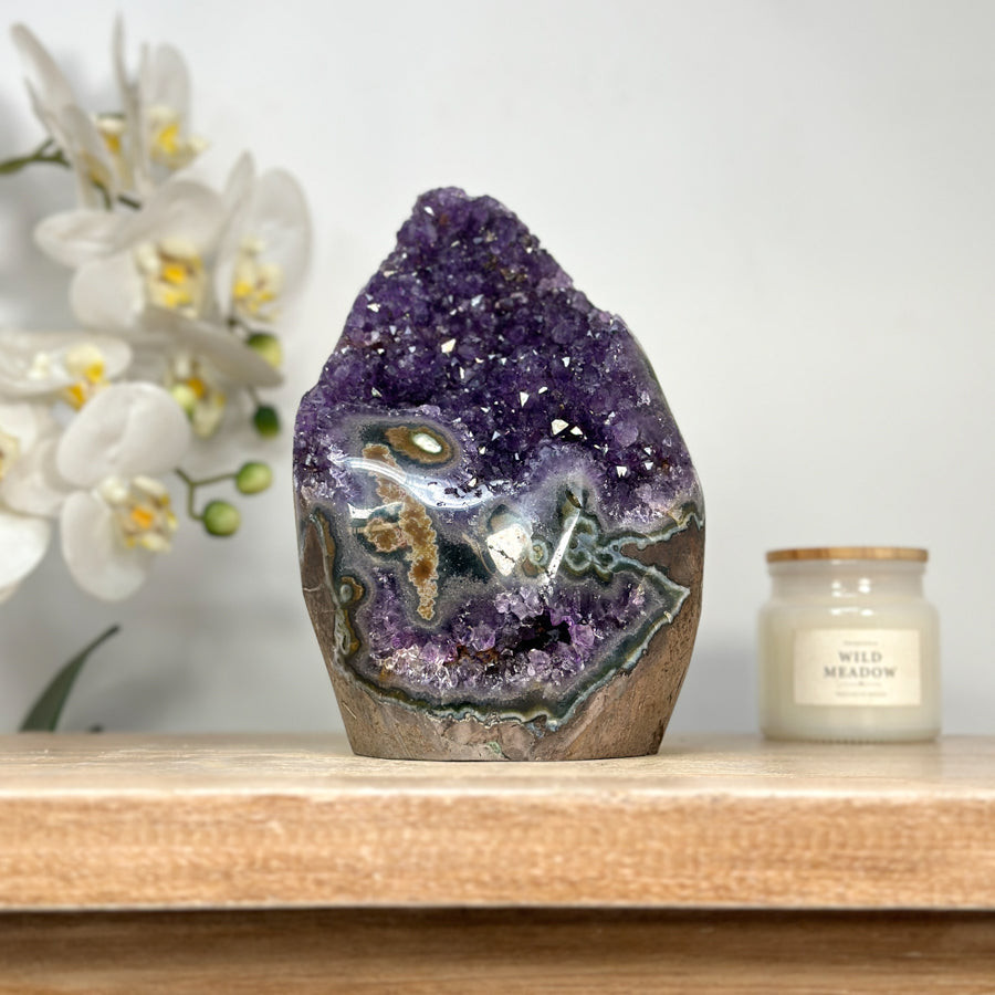 Amethyst-Kathedrale mit stalaktitischer Kristallbildung und beeindruckenden Stalaktitenaugen