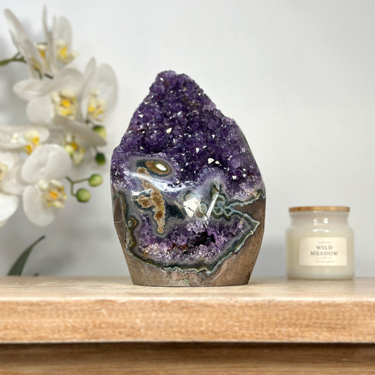 Amethyst-Kathedrale mit stalaktitischer Kristallbildung und beeindruckenden Stalaktitenaugen