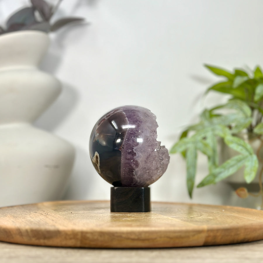 Amethyst-Sphäre mit glänzender Druzy-Oberfläche