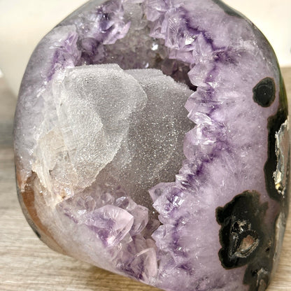 Amethyst-Geode mit natürlichem Kalzit-Kristalleinschluss und feinen Spitzen