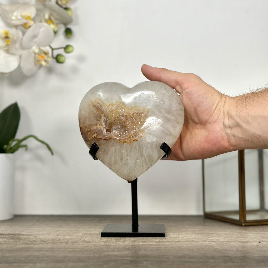 Quarz-Herzskulptur mit transparenter, lichtdurchlässiger Quarzstruktur