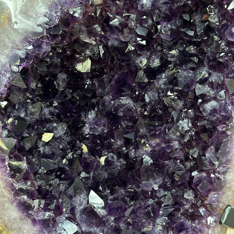 Amethyst-Exemplar XXL mit dunkler, kraftvoller Kristallstruktur