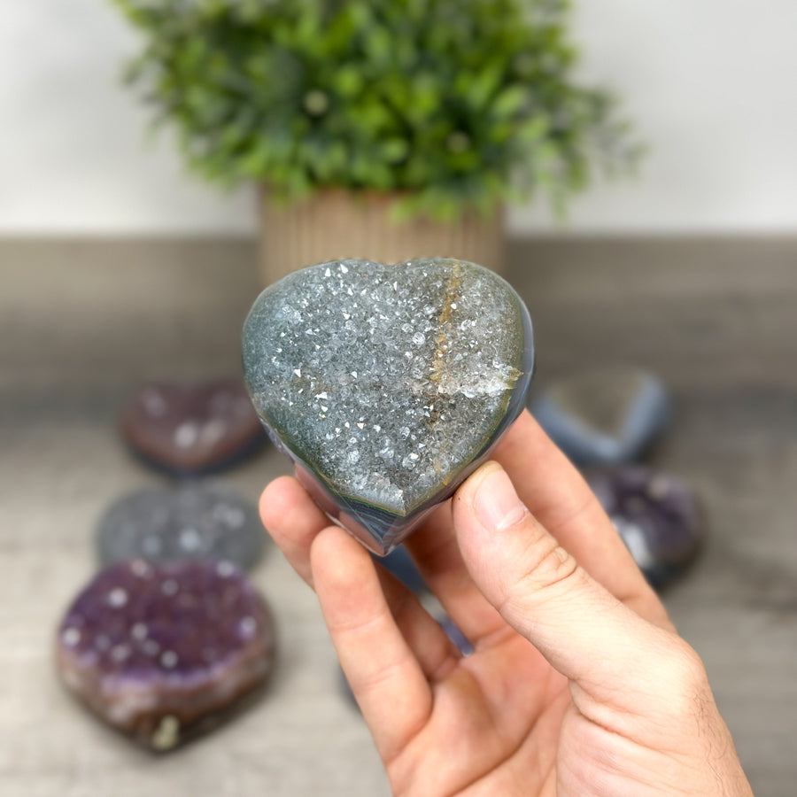 Mineralien-Herzset 9-teilig, mit farbintensiver Natursteinstruktur