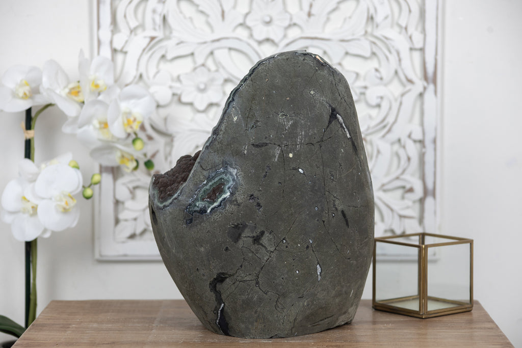 Schwarze Amethyst-Kathedrale XXL mit ausgeprägter dunkelvioletter Kristallzone, in hochwertiger Naturqualität