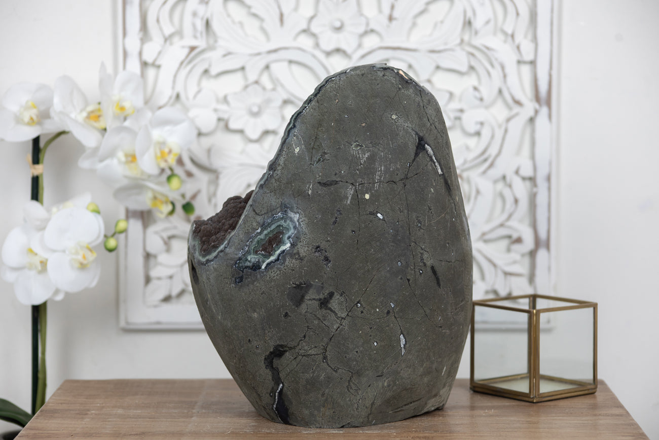 Schwarze Amethyst-Kathedrale XXL mit ausgeprägter dunkelvioletter Kristallzone, in hochwertiger Naturqualität