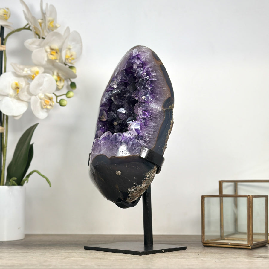Amethyst-Geode in ovaler Form mit harmonisch verlaufender Kristallstruktur, in exklusiver Premiumqualität