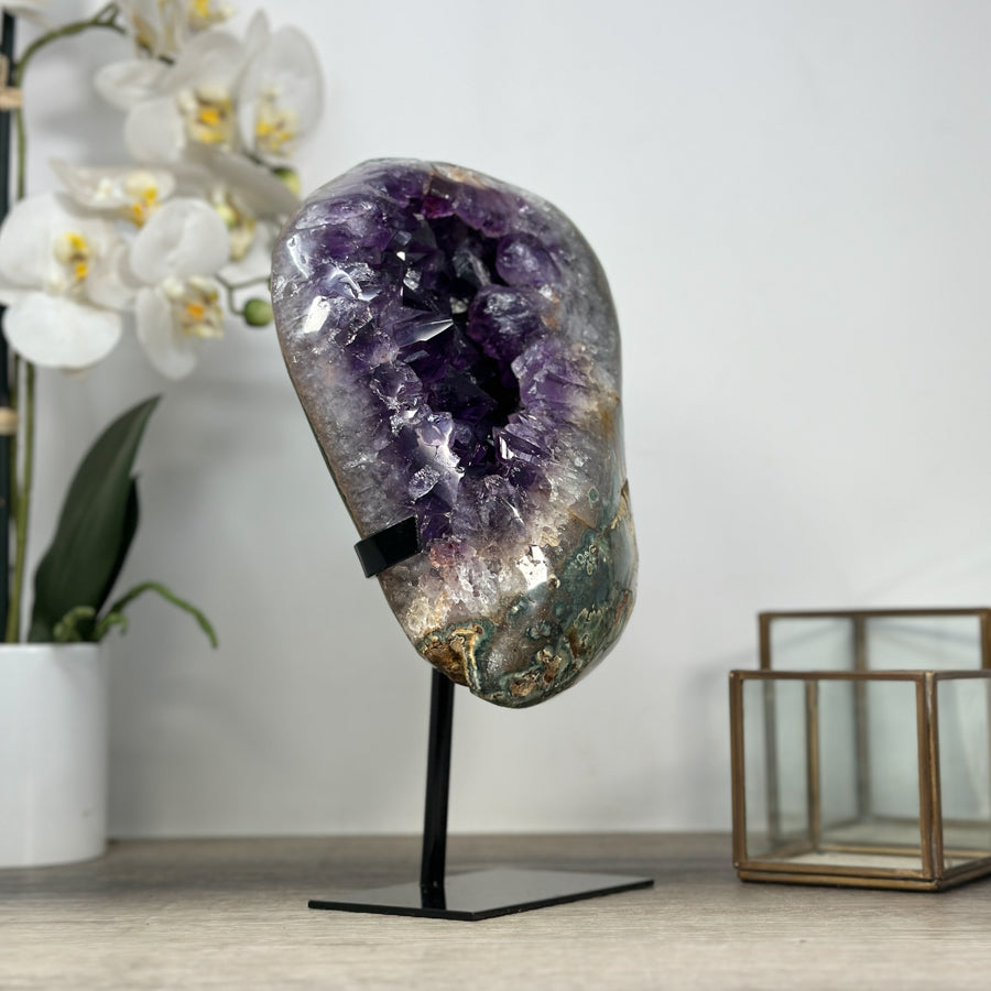 Amethyst-Geode mit grün gebänderter Jaspis-Schale
