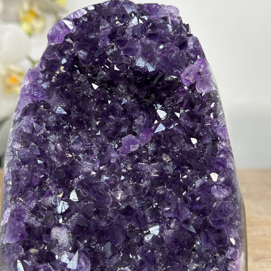 Amethyst-Druse mit klar geöffneter Kristallkammer und violetter Kristallstruktur