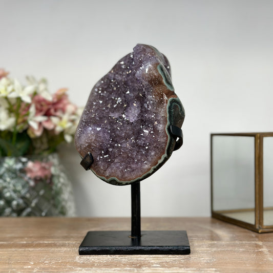 Amethyst-Cluster mit grün gebänderter Jaspisschale und kraftvoller Kristallstruktur, in hochwertiger Naturqualität