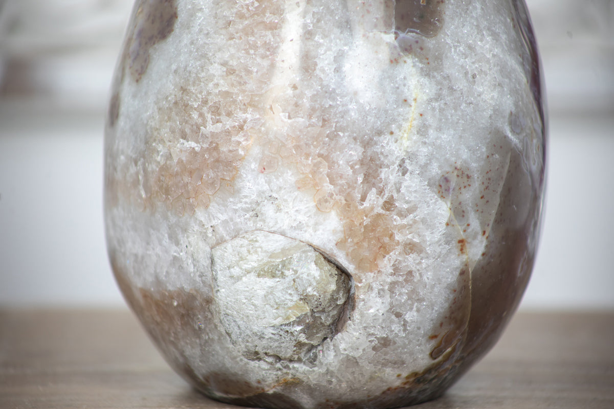 Quarz-Stein-Ei mit elegant anmutender Natursteinstruktur, in ausgewählter Spitzenqualität