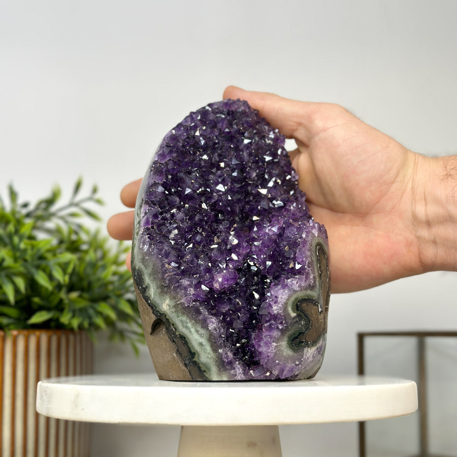 Amethyst-Geodencluster mit intensiv ausgeprägter Kristallstruktur