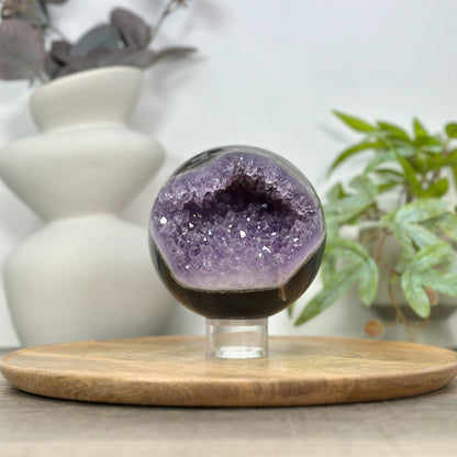 Amethyst-Achat-Steinkugel groß mit gleichmäßiger Kristallstruktur