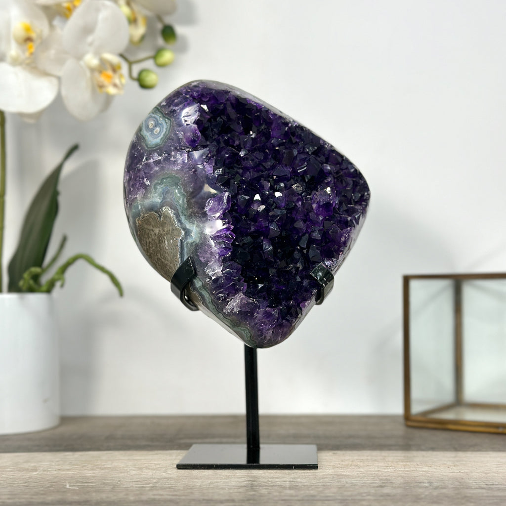 Amethyst-Geode mit klarer, lichtreflektierender Kristallstruktur