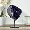 Amethyst-Geode mit klarer, lichtreflektierender Kristallstruktur
