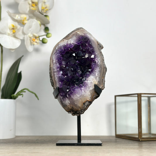 Amethyst-Geode mit tief gesättigter Violettfärbung