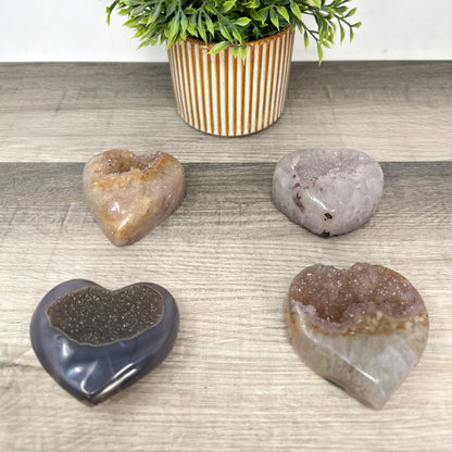 Mineralien-Herzset 4-teilig, mit lebendig schimmernder Natursteinfarbe