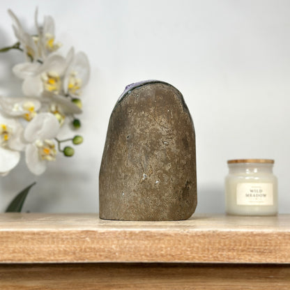 Amethyst-Druse mit klar geöffneter Kristallkammer und violetter Kristallstruktur