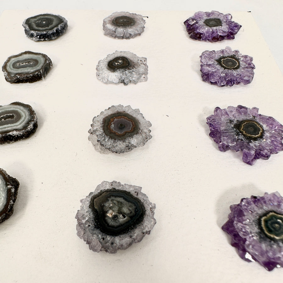 Amethyst-Grünjaspis-Stalaktiten-Scheiben mit kontrastreicher Kristallstruktur