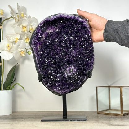 Amethyst-Geode XL mit weit geöffneter, funkelnder Kristallkammer