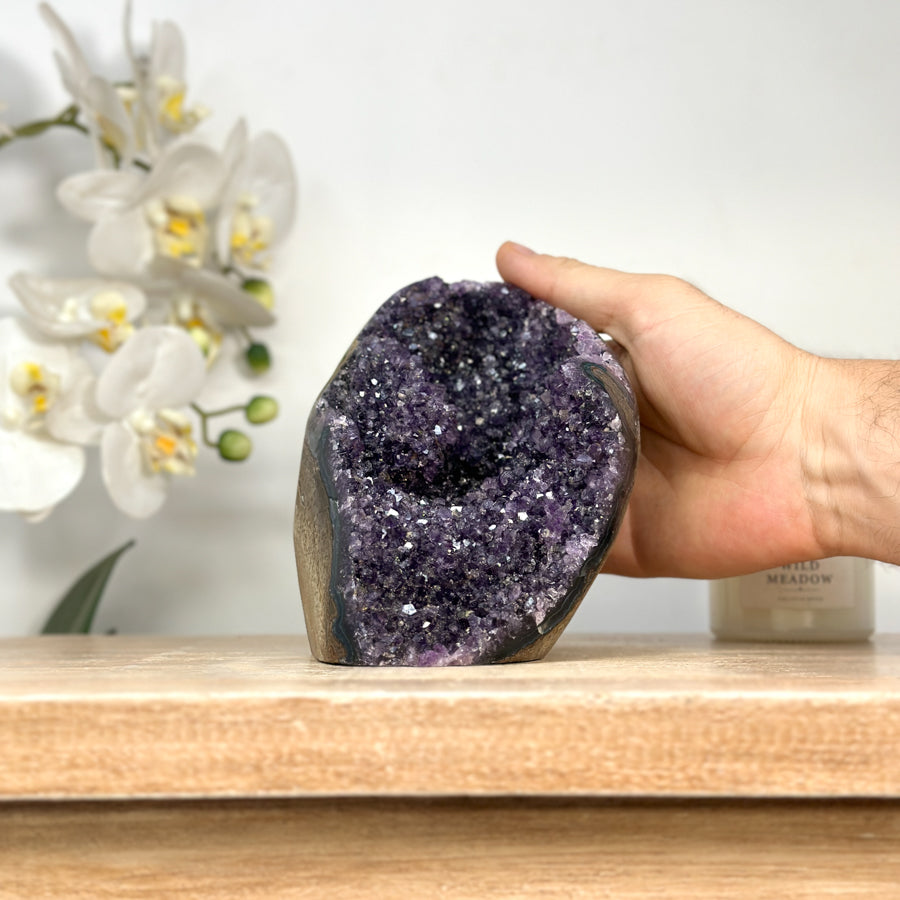 Amethyst-Druse mit weit geöffneter, violetter Kristallkammer