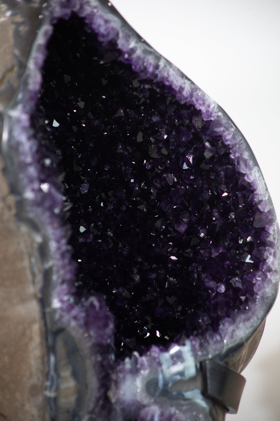 Amethyst-Geode XXL mit weit geöffneter Kristallkammer, in exklusiver Premiumqualität