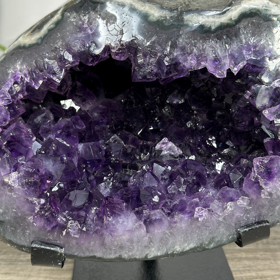 Amethyst-Geode mit harmonisch geöffneter Kristallkammer