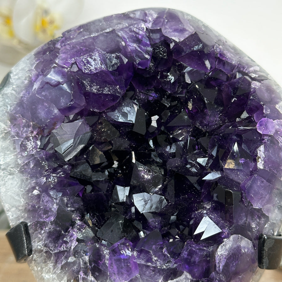 Amethyst-Geode mit großkristalliner, tiefvioletter Oberfläche