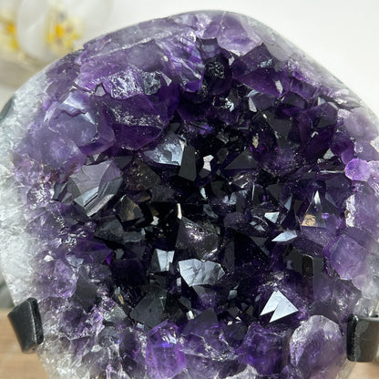 Amethyst-Geode mit großkristalliner, tiefvioletter Oberfläche