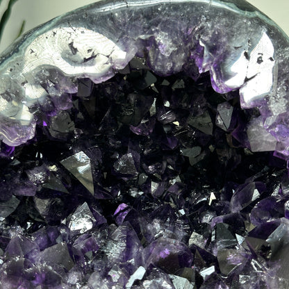 Amethyst-Geode mit ausdrucksstarker Kristallstruktur, in exklusiver Premiumqualität