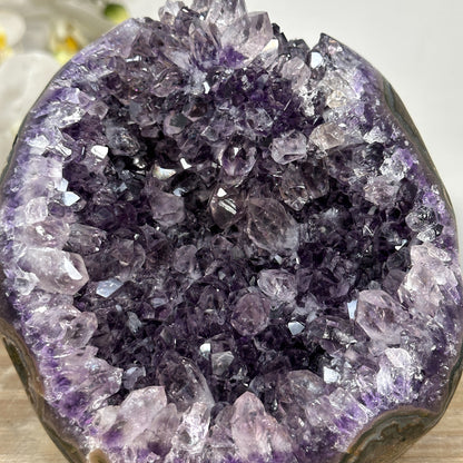 Amethyst-Geode mit samtig violetter, kraftvoller Kristallstruktur