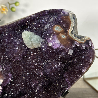 Amethyst-Kristall mit plastischer Kalzitformation und klarer Kristallstruktur