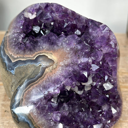 Amethyst-Geode mit polierter Randzone und kompakter Kristallstruktur