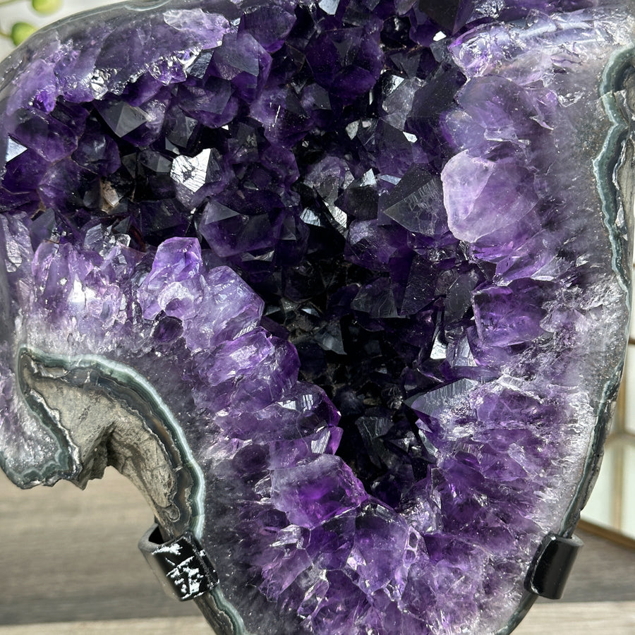 Amethyst-Geode groß mit klar definierter, prismatischer Formation