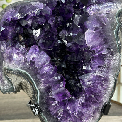 Amethyst-Geode groß mit klar definierter, prismatischer Formation
