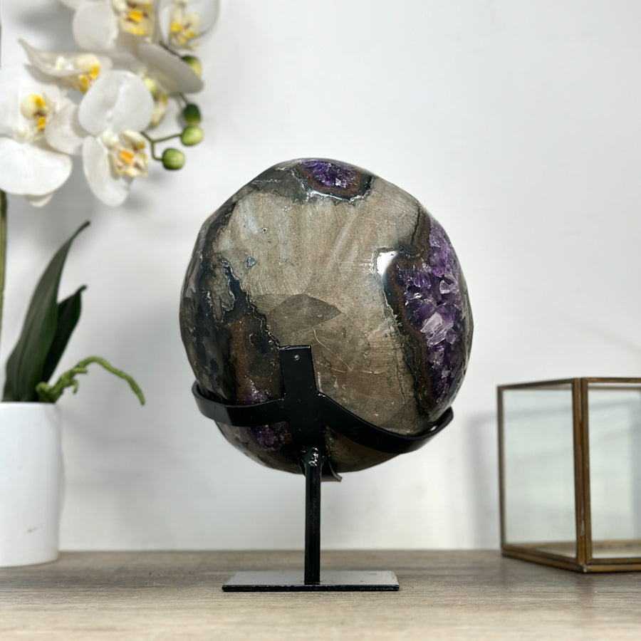 Amethyst-Geode mit klar konturierter Außenform